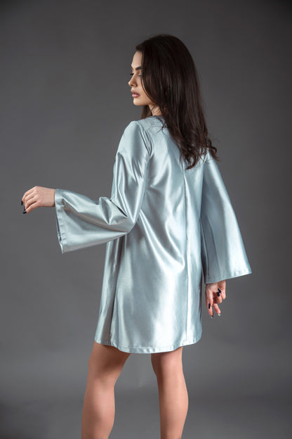 Rochie din satin cu lanț decorativ auriu la gât și mâneci lungi – gri