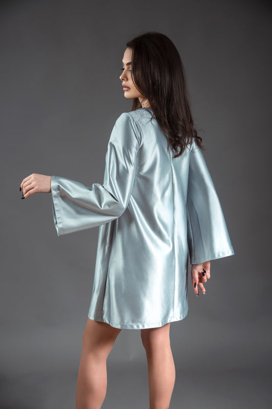 Rochie din satin cu lanț decorativ auriu la gât și mâneci lungi – gri