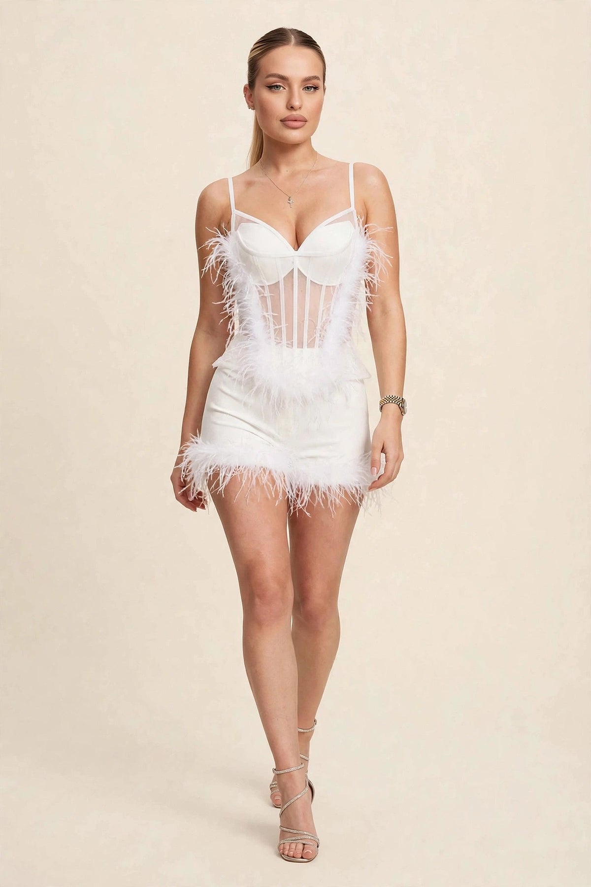 Compleu din 2 piese: corset cu pene și pantaloni scurți – alb