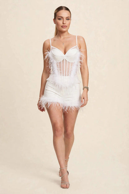 Compleu din 2 piese: corset cu pene și pantaloni scurți – alb