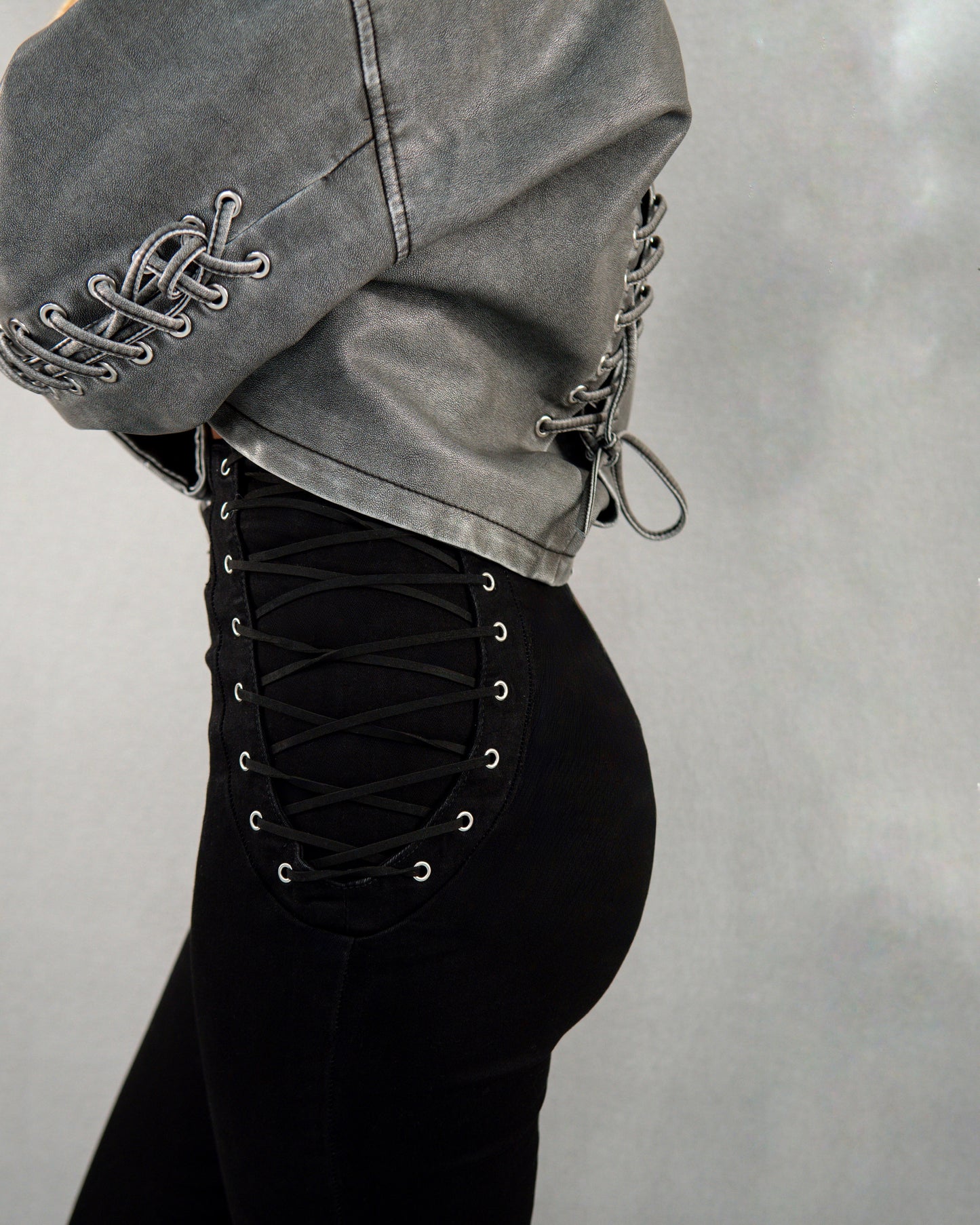 Compleu din 2 piese, geacă scurtă din piele cu împletituri și pantalon talie înaltă - gri/negru