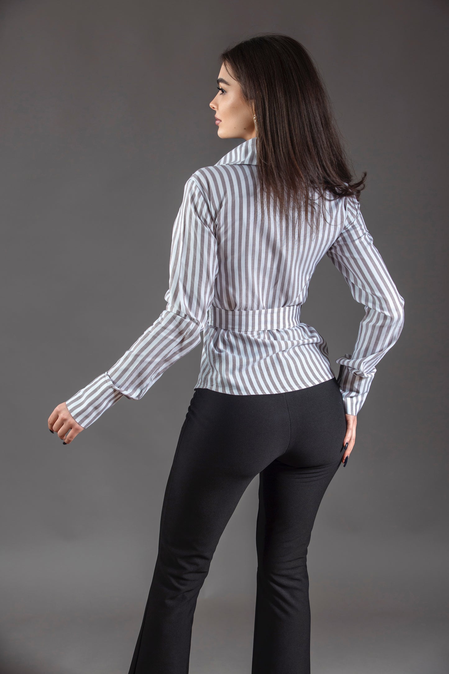 Cămașă cu dungi și curea reglabilă cu cataramă argintie – alb cu maro