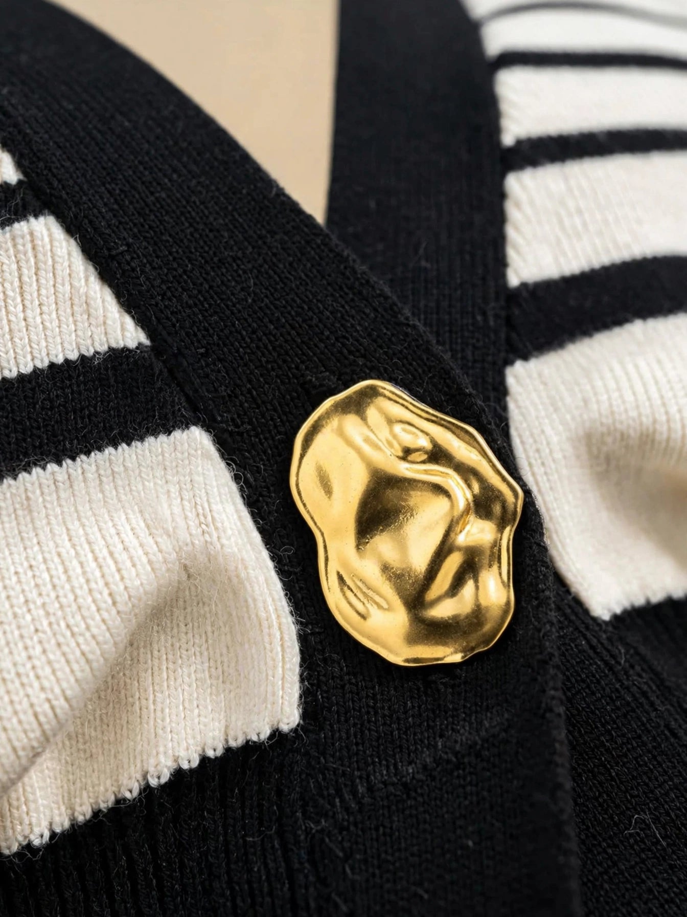 Cardigan cu mânecă lungă și accesoriu auriu - alb/negru