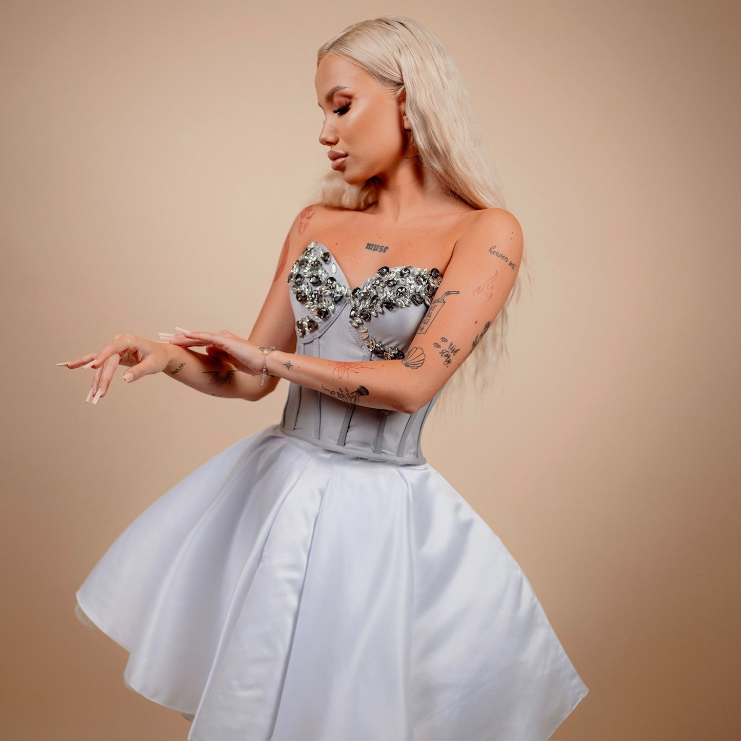Rochie din 2 piese: corset cu diamante si fusta scurta - gri cu alb