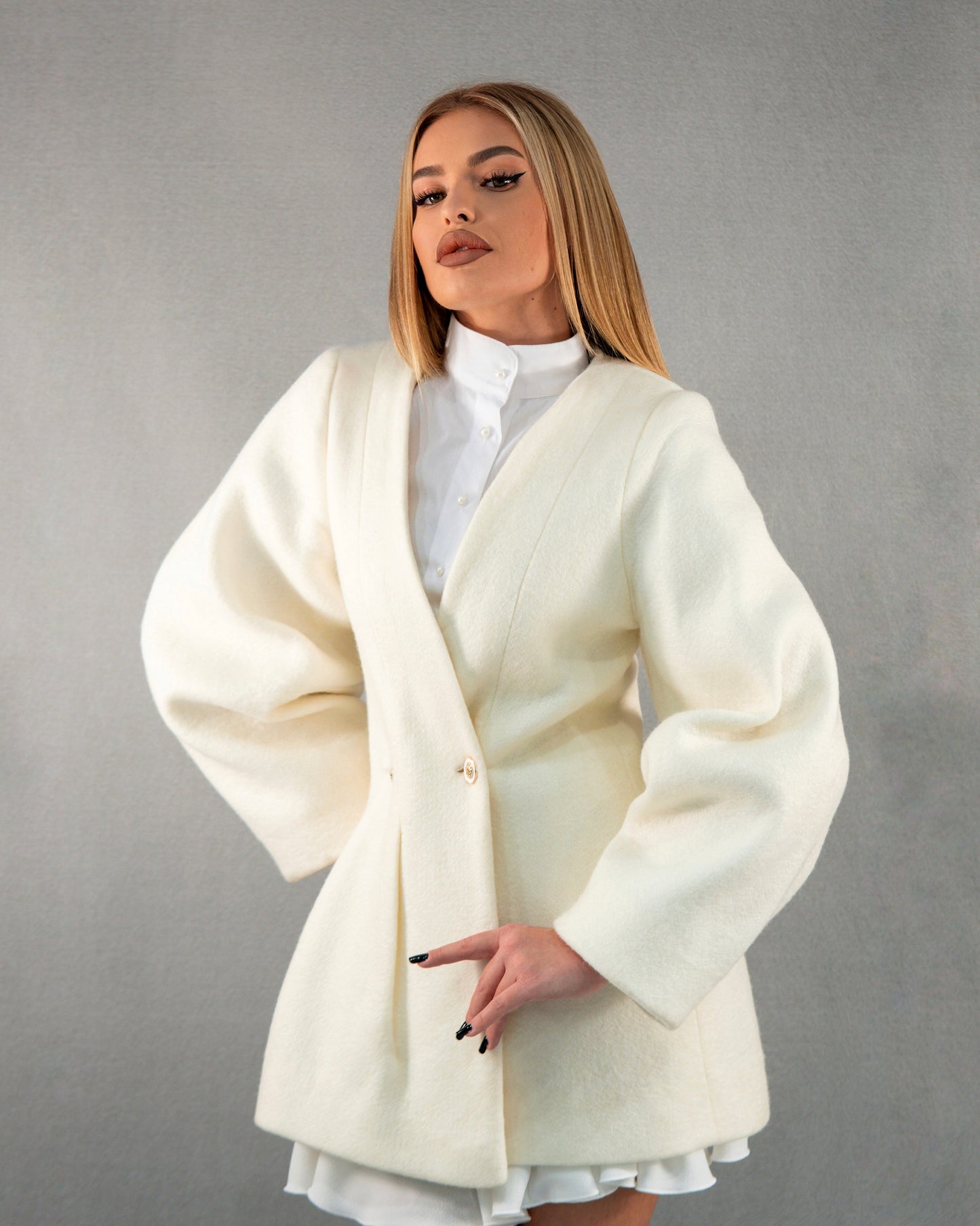 Palton din lână cu pliuri - alb