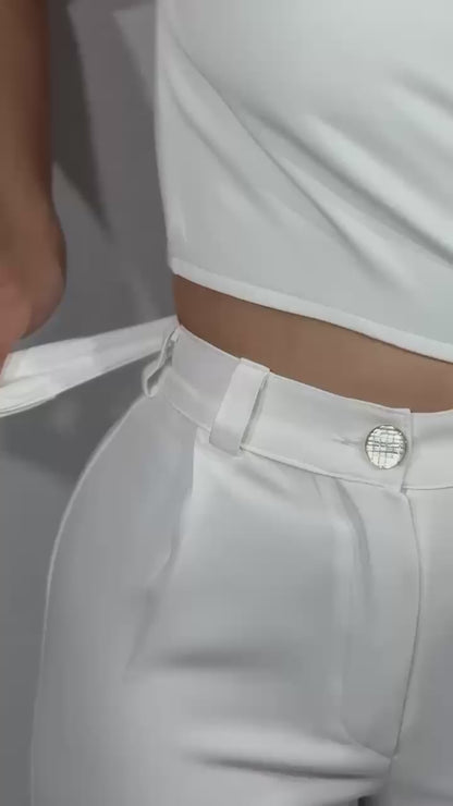 Compleu din 2 piese: top cu catarama argintie si pantaloni evazati - alb